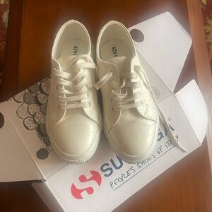 New in box girls shoes size 1.5 (33)